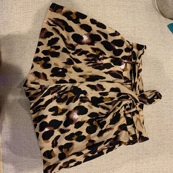 Leopard satin shorts with tie front - Picture 2 of 3